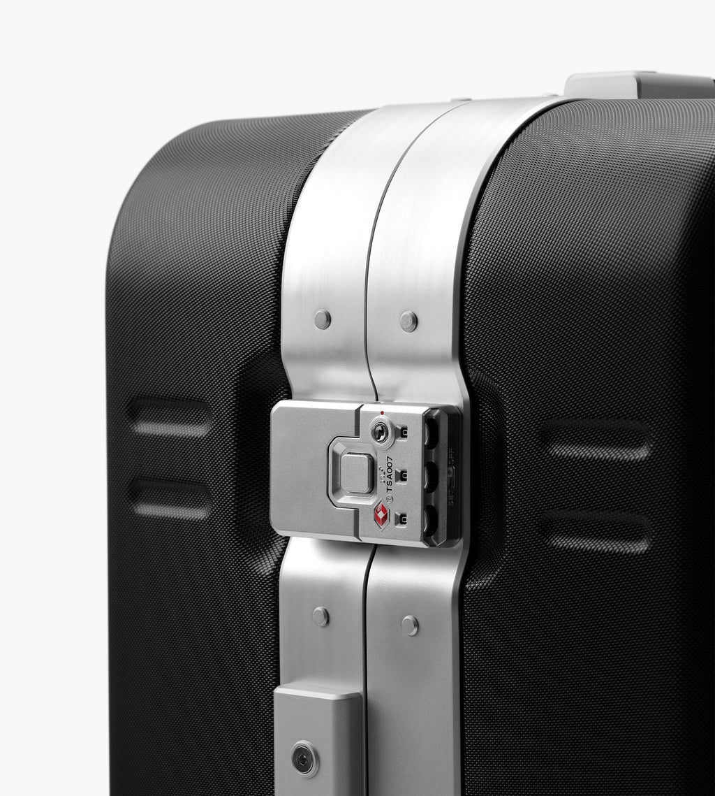 D__b__™ Ramverk Pro Carry-on Black Out
