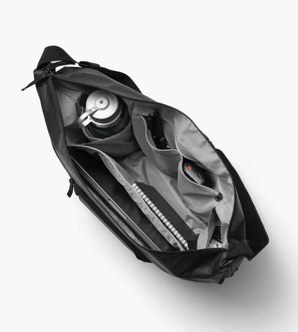 D__b__™ Ramverk Pro Sling Bag 24L Black Out