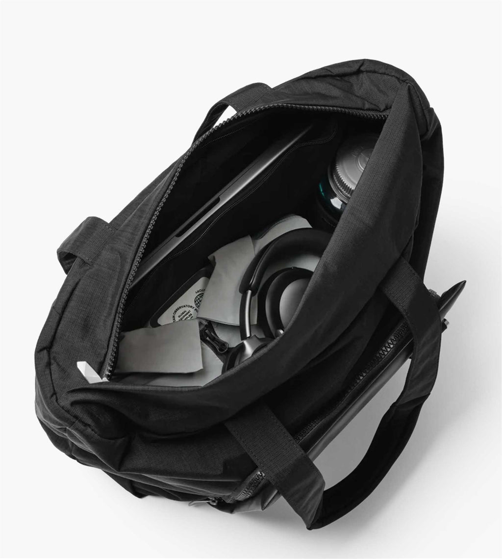 D__b__™ Entour Tote 22L Black Out